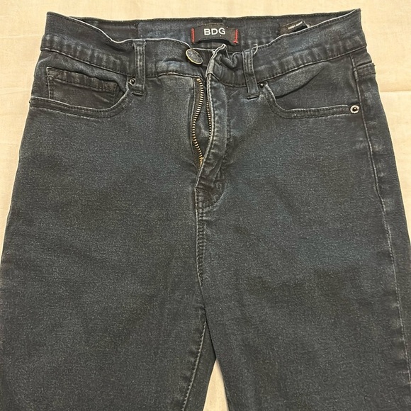 NWOT BDG High Rise Distressed Skinny Jean Dark Wash Size 28 Ultra Stretch - Picture 5 of 12
